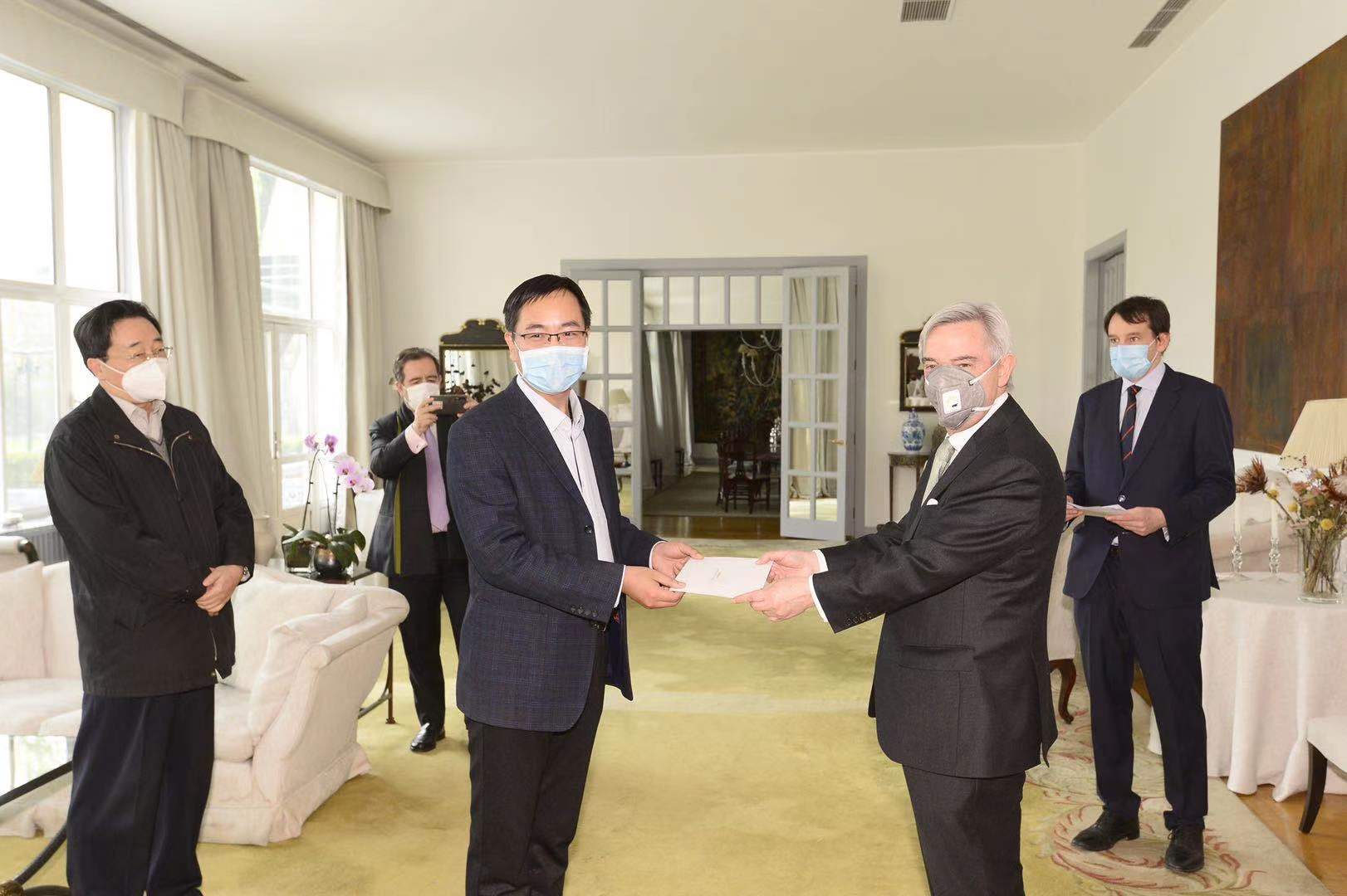 德斯卡利亚尔大使向中华环保联合会致感谢信