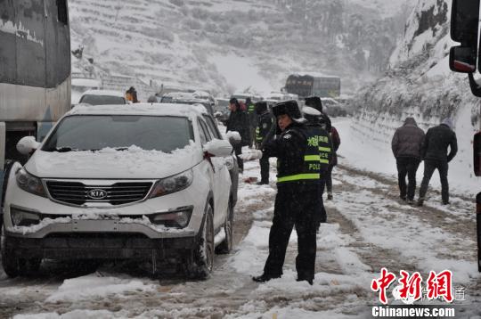 大雪致渝昆高速云南昭通段受阻严重积雪达30厘米