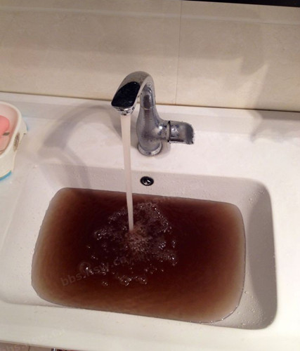 10日上午，五龙汤花园小区居民家中流出浑浊的黄褐色液体 网友供图