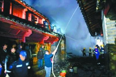 消防官兵正在全力扑救。