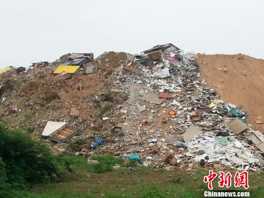 广东东莞寮步复绿区出现垃圾山(组图)