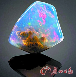 罕见猫眼项坠内现绝美“星云”拍出2万美元(图)