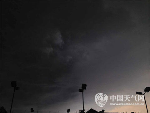 8日下午,北京清河地区黑云逼近,天空犹如泼墨。