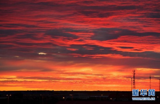 新华社照片，二连浩特（内蒙古），2014年6月9日 内蒙古二连浩特市出现“火烧云”景观 6月9日傍晚，内蒙古二连浩特上空出现“火烧云”景观，映红天际。 新华社发（李任滋）