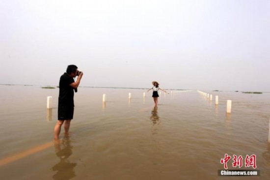 连日来,每天都有上千名来自南昌、九江的市民特意驾车前来观赏美景、嬉水玩耍、拍照留念。此段公路俨然成了一处“旅游胜景”。