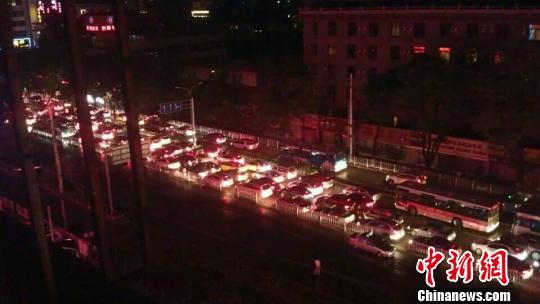 兰州主城区遭暴雨侵袭：积水严重出行遇阻（图）