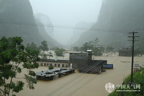 12日,广西都安,洪水淹至巴善小学教学楼一半。(摄影:黎家宜)