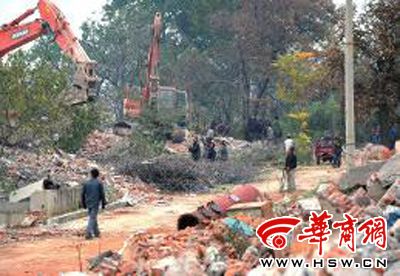 14日,子午峪台沟村,违法建筑已拆除完毕,工人们在清理建筑垃圾 华商报记者 于卓 摄