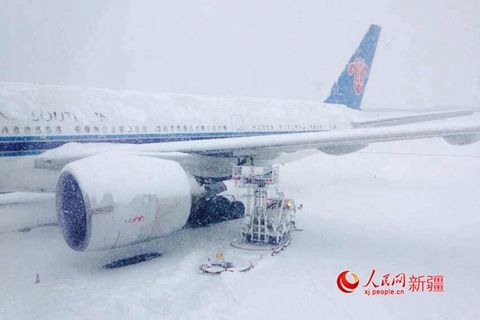 出港飞机等待除冰。（图片来源于人民网新疆 雷洋 摄）