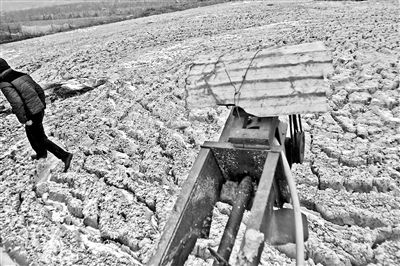 距离静宁饮用水生命线“甘泉调水”仅五公里,前一年生产的废渣仍散发酸臭